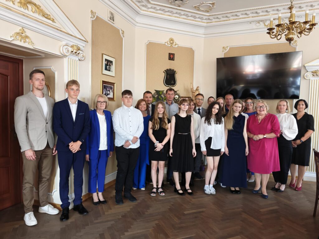 Wyróżnienia dla uczniów – Burmistrz Andrychowa nagrodziła laureatów konkursów przedmiotowych